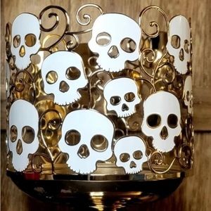 👻🎃💀🕷️🕸️HALLOWEEN BATH & BODY WORKS SKULLS 3 WICK PEDESTAL CANDLE HOLDER NEW